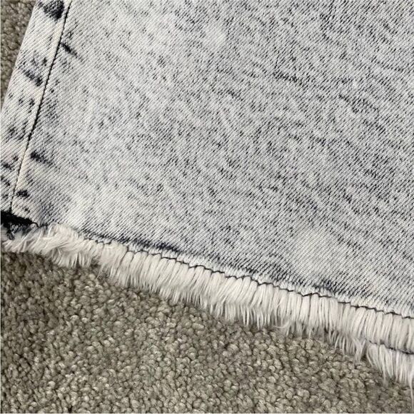 ALICE + OLIVIA NWT Raw-Edge Trim Mini Skirt
Washed Denim Size 24 (0) - Picture 10 of 14